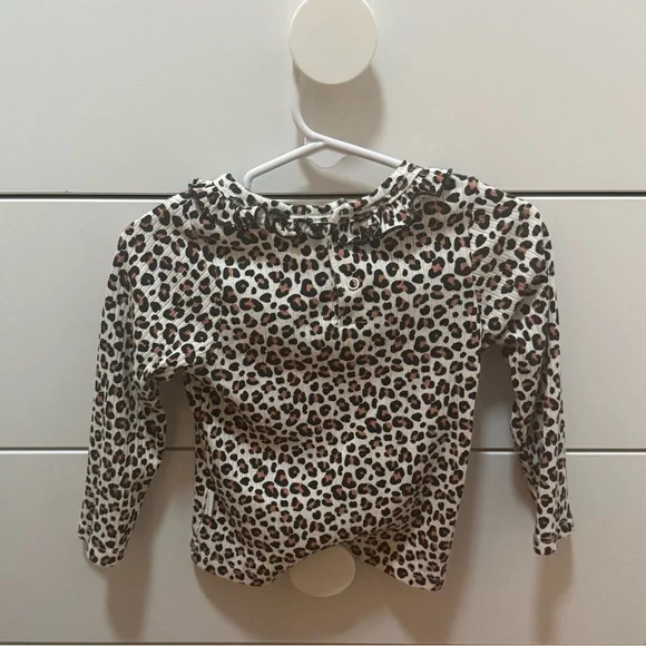 Tahari Baby Leopard Printed Long Sleeve Top - Picture 4 of 5